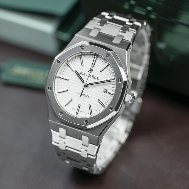 Audemars Piguet Royal Oak 15400ST.OO.1220ST.02 Image 2